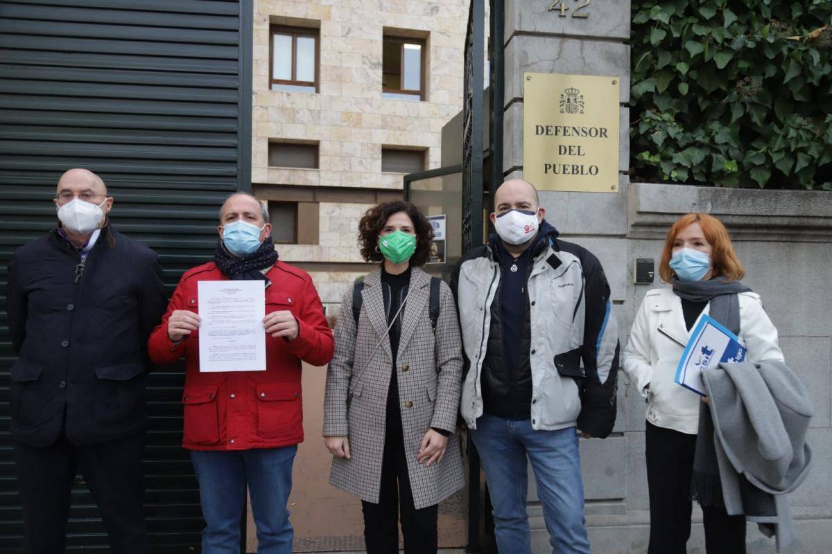Los representantes de los cinco sindicatos de Madrid presentaron el pasado 21 de diciembre una solicitud formal de amparo ante el Defensor del Pueblo (Foto: CCOO-Madrid).